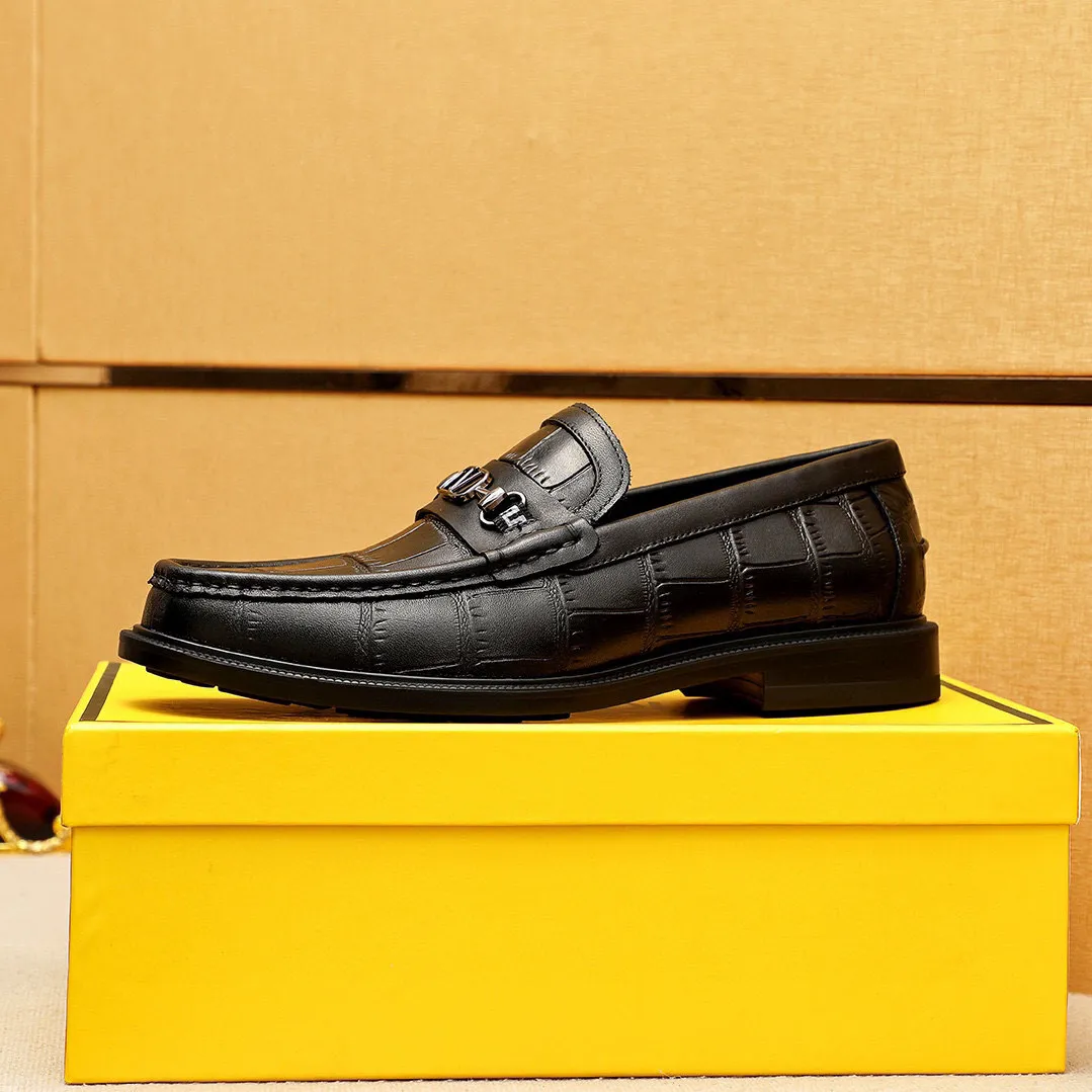 Men's shoes 💰460 💐 Product trademark: FENDI [Fendi] casual leather shoes Regular size: 38-44 (45🉑️customized) Product materials: Selected imported first-layer calfskin embossed upper + luxury hardware buckle, imported cow 🐂 lining. Strong three-dimensional visual effect, rubber outsole Color: 1⃣️color optional